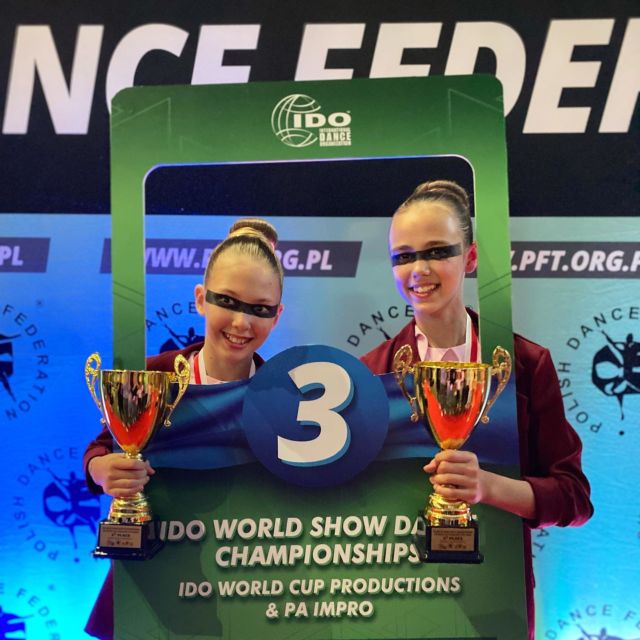 Kochani,
mamy to, mamy medal Mistrzostw Świata🤩
W poprzednim tygodniu, tancerki Akademii Tańca Prima dzielnie walczyły podczas Mistrzostw Świata IDO Show Dance🏆 @idoworlddance @polskafederacjatanca 
Zaprezentowały 6 choreografii w różnych kategoriach wiekowych i zrobiły to rewelacyjnie🌟Była ogromna konkurencja z całego świata (m.in. Kanada, Finlandia, Słowenia, Czechy, Słowacja, Włochy)🌍
Wszystkie prezentacje przeszły do półfinałów, a dwie z nich do finału😍
🥉Duet Dzieci @amelon_priv @jedrzejczyk_isabella 
🏆4 miejsce Solo Mini Kids Liliana Hanulak
🏆10 miejsce Duet Dorośli Siwa @deszczowopogodnie 
🏆10 miejsce Formacja Dorośli
🏆12 miejsce Mini Formacja Dzieci
🏆13 miejsce Formacja Juniorzy
Jesteśmy mega dumne z naszych tancerek❣️
A już tym bardziej, że nasza Akademia ma raptem 3 lata, a zakwalifikowała się do najważniejszego wydarzenia na świecie i mogła godnie reprezentować Polskę🇵🇱
Serdecznie dziękujemy trenerom, bez Was nie osiągnęlibyśmy tego😘
@agawojcikdziadosz 
@bester_mysliwiec 
@paula.maternia 
@aga_wk 

Nieoceniona pomoc @wojciech_dziad 🛠

Dziękujemy rodzicom i sponsorom, a tancerzom składamy OGROMNE GRATULACJE❤️

@rzeszowianka.pl 
@podium.ultrastylzycia 
@bioires 

#primaakademiatanca #akademiatańca #akademiatanca #rzeszow #rzeszów #rzeszowstolicainnowacji #world #championship #bronze #medal #perfect #choreography #great #time #great #memories #thankyou #congratulations #brawo 👏🏻