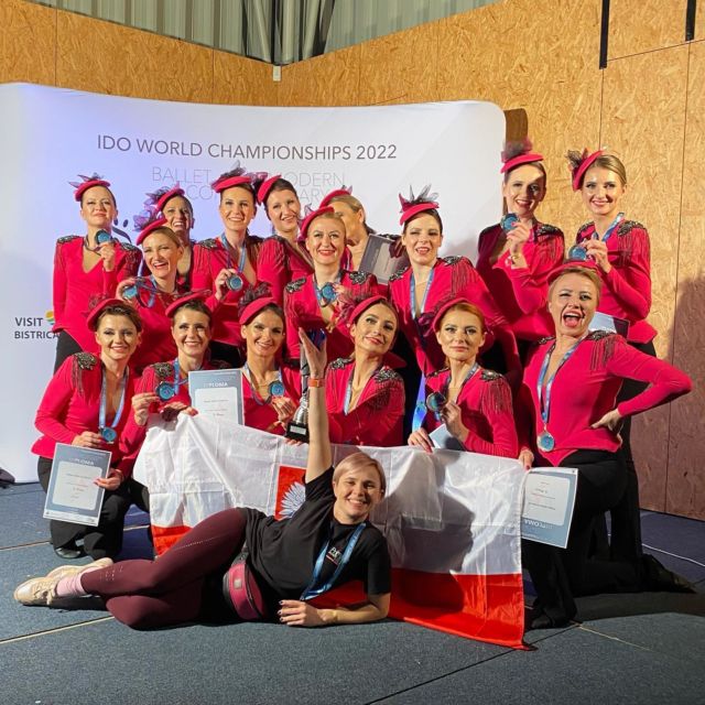Kochani, 
tytuł Wicemistrza Świata obroniony🥈💪🏻
Nasze Matki Wariatki, w minionym tygodniu reprezentowały kraj na Mistrzostwach Świata Jazz Dance IDO w Słoweni🌍
Parkiet płoną, wszyscy byli pod ogromnym wrażeniem a prezenter podsumował:”Lady Gaga może być z Was dumna”, bo do jej muzyki jest choreografia🔝
Dziękujemy sponsorom @ml.system  @rzeszowianka.pl  AJ Profibud i wszystkim którzy nas wsparli na naszej zrzutce😍
Dziękujemy instruktorom❣️ @agawojcikdziadosz  @bester_mysliwiec 

#primaakademiatanca #akademiatanca #rzeszow #rzeszów #matkiwariatki #world #champion #silver #medal #congrats #top #thankyou ❤️