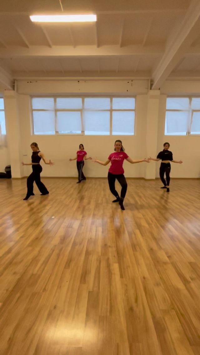 Jazz❤️‍🔥
🧠choreo: @tommymoderndancer 
👯‍♀️dancers: Maya @andzia_zak_  @paula.pietraszek  @zakipacyna