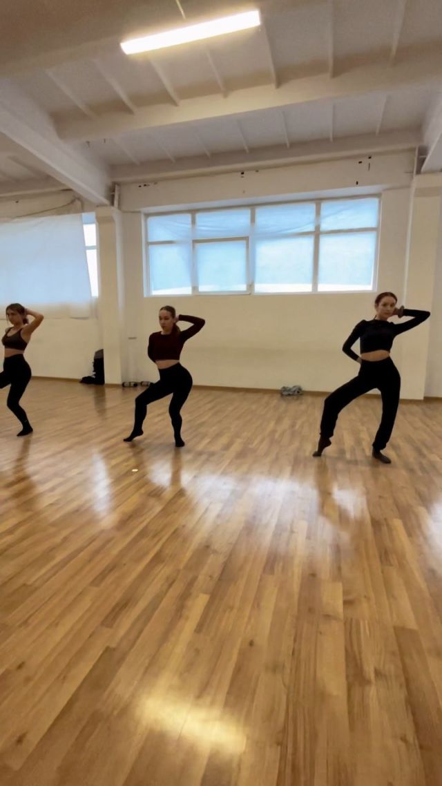 Contempo💙
🧠choreo: @gabriela.choros 
👯dancers: @natalka_603  @xx_natasia_x  @tosia.jemiola