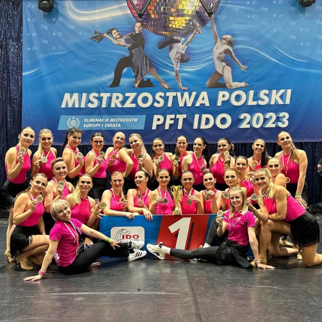 Kochani,
co tu dużo pisać, Matki Wariatki rozwaliły system🔥Zatańczyły choreografie autorstwa @agawojcikdziadosz i @bester_mysliwiec dosłownie perfekcyjnie🔝
Zdobyły tytuł Mistrza Polski Jazz Dance @polskafederacjatanca , jednoczeście broniąc tytułu z zeszłego roku🥇
Brawo Drogie Panie👏🏻
Gratulacje trenerzy😘

#primaakademiatanca #akademiatańca #agnieszkawojcikdziadosz #paulinabestermysliwiec #taniec #dance #pft #jazzdance #competition #champions #work #hardwork #soproud #congratulations 👏🏻🥰
