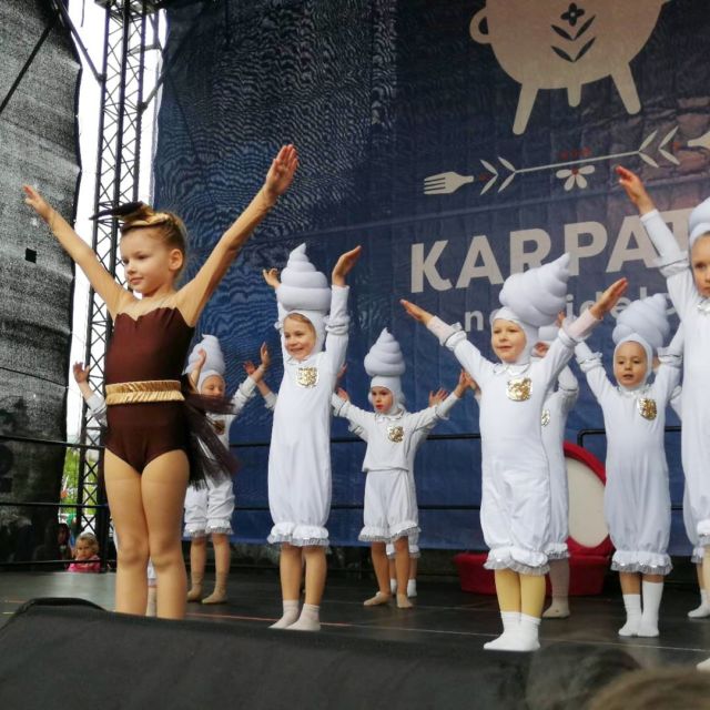 Występ z okazji Święta Paniagi🤩
Dziękujemy za zaproszenie @estradarzeszow 
Dziękujemy instruktorom za przygotowanie tancerzy i organizacje❤️
@paula.maternia 
@aga_wk 
@agawojcikdziadosz 

#rzeszow #rzeszów #paniaga #majówka #show #performance #dance #greattime😍